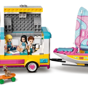 LEGO Friends Wohnmobil- und Segelbootausflug 41681 mit Segelboot, drei Figuren, Anhänger, Skateboard und Waschbär