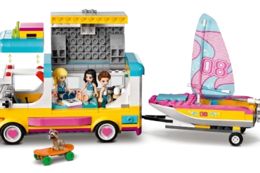 LEGO Friends Wohnmobil- und Segelbootausflug 41681 mit Segelboot, drei Figuren, Anhänger, Skateboard und Waschbär