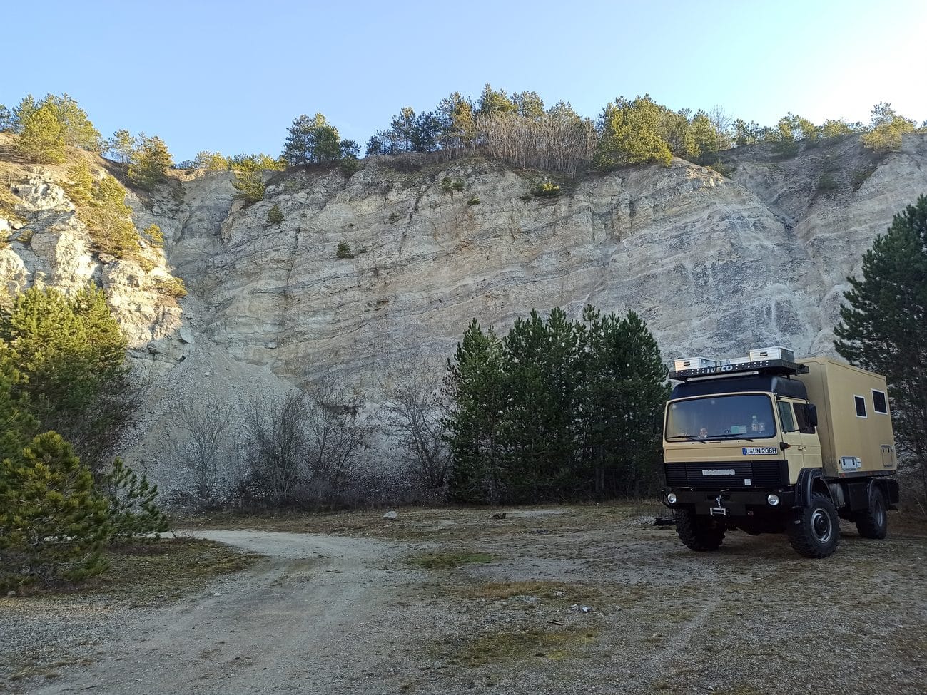 Expeditionsmobil vor einem Steinbruch in Ungarn