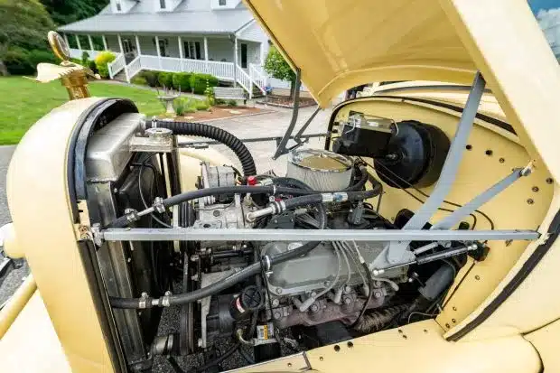 Geöffneter Motorraum des gelben 1927 Studebaker House Car mit modernem V8-Motor