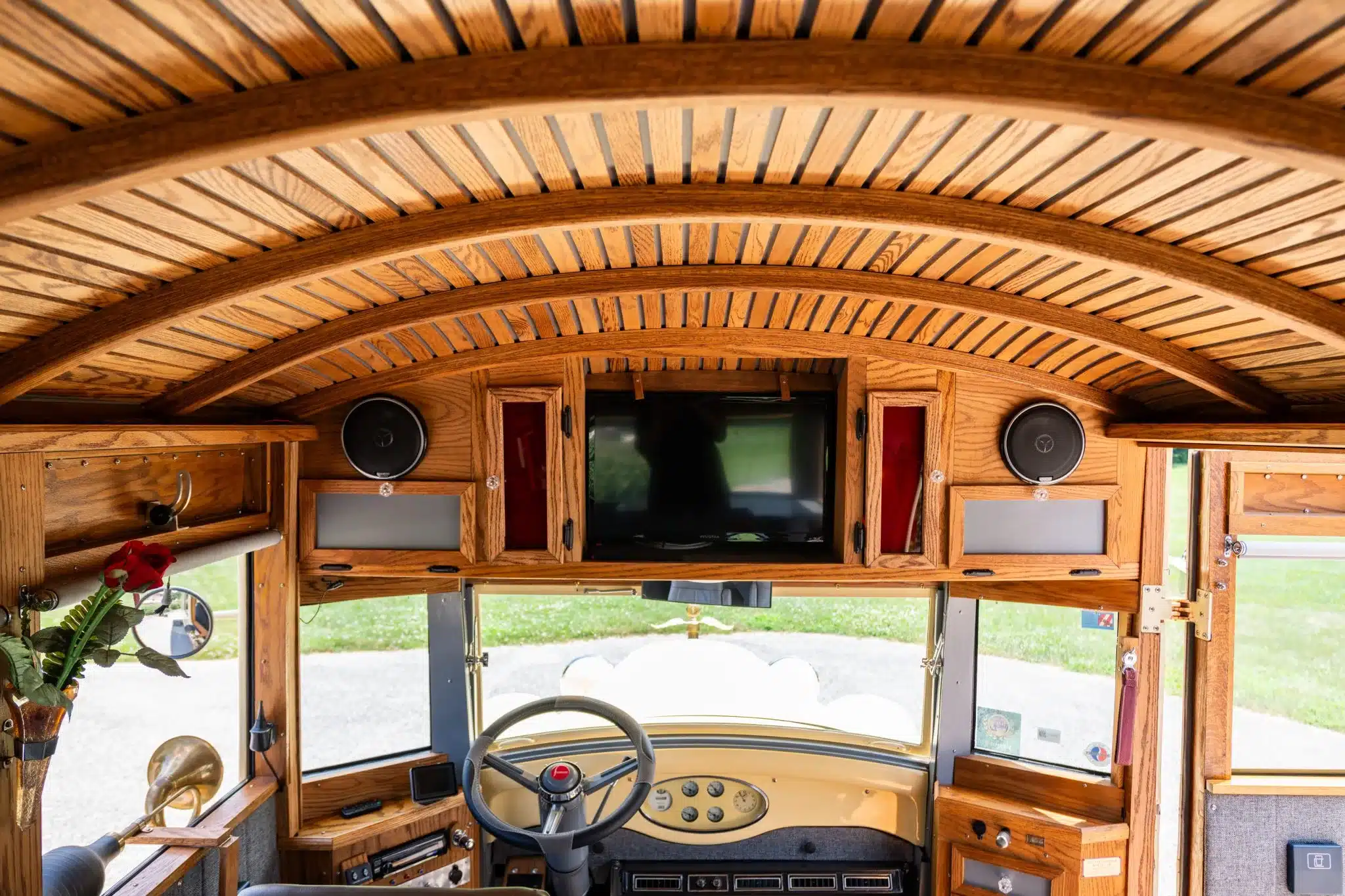 Innenraum des 1927 Studebaker House Car mit Holzdecke, Armaturenbrett, Lenkrad, Lautsprechern und Fernseher