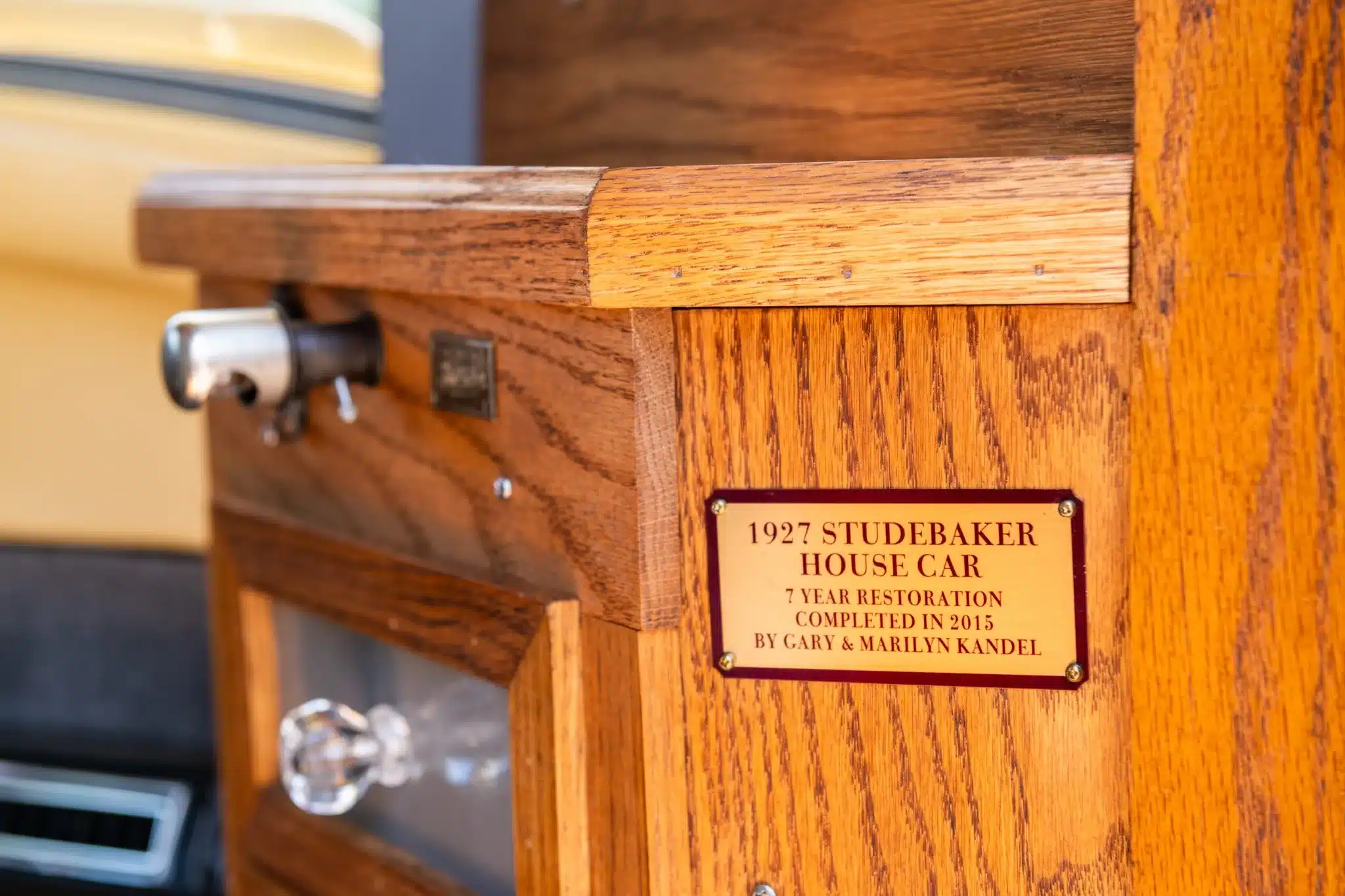 Holzverkleidung im Innenraum des 1927 Studebaker House Car mit Restaurierungsplakette