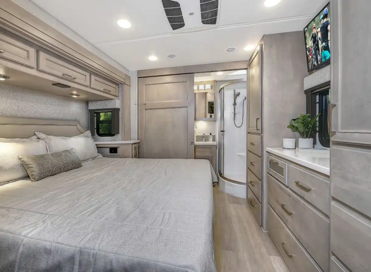 Schlafzimmer und Badezimmer im luxuriösen Reisemobil Renegade RV Verona 2026