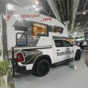 Tischer Box 200 Super Light auf einem Dodge Ram 1500 in einer Messehalle