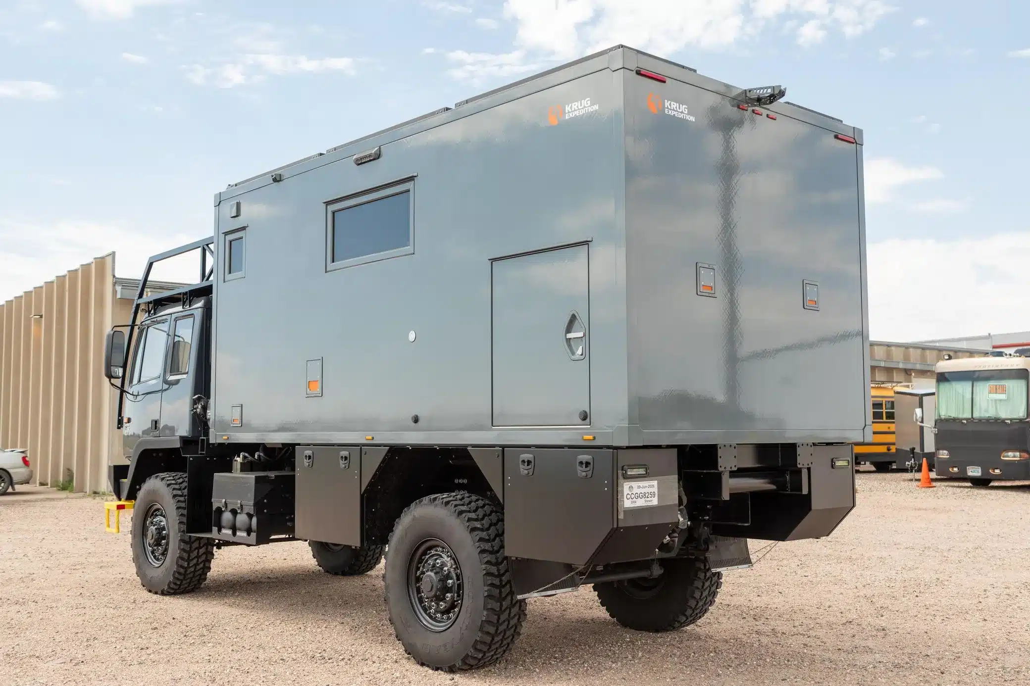 Grauer Acela Monterra GL 4x4 KRUG Expedition mit großem Wohnaufbau und geländegängigen Reifen