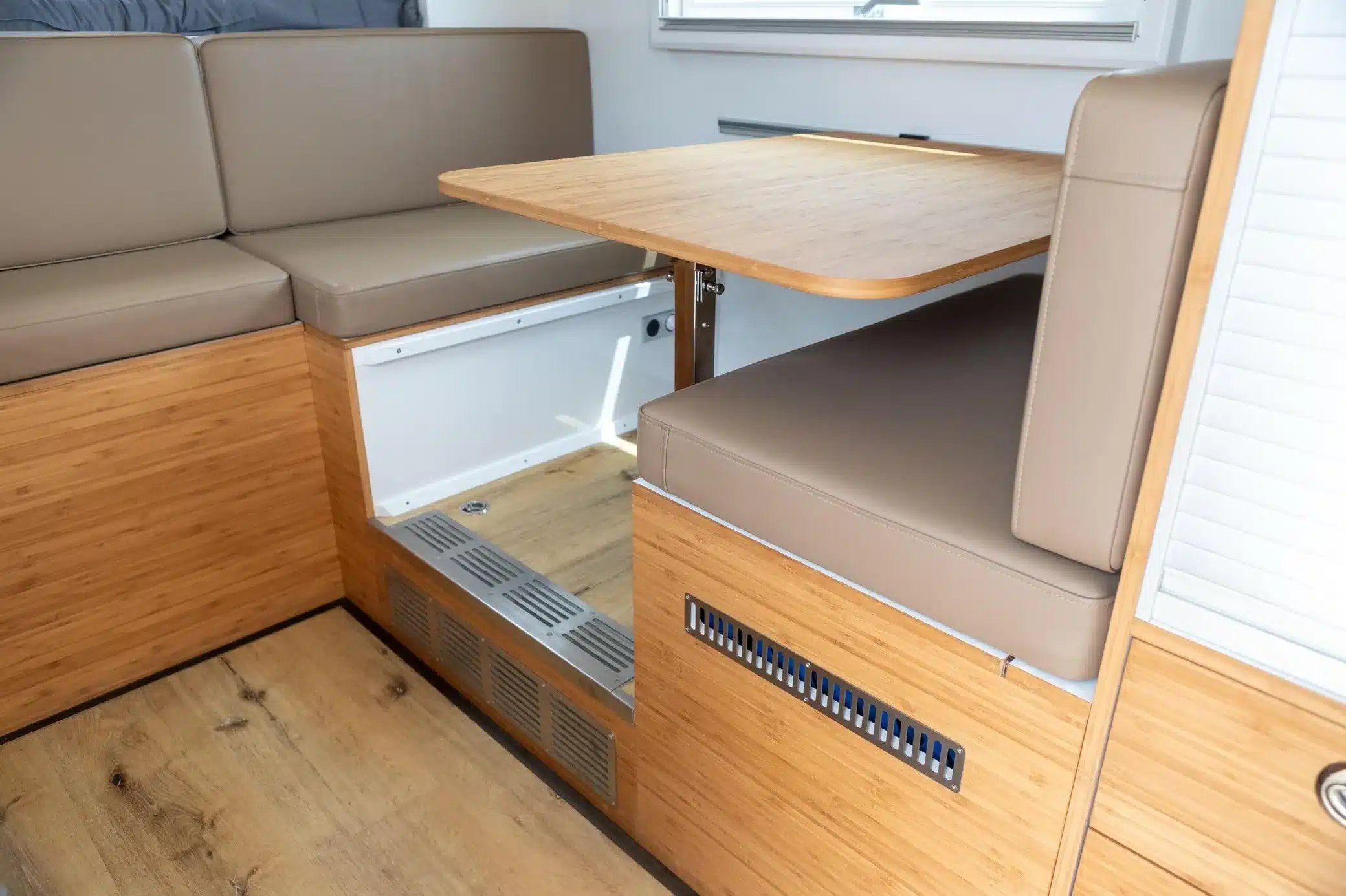 Innenraum des Acela Monterra GL 4x4 KRUG Expedition mit Leder-Dinette und Holztisch