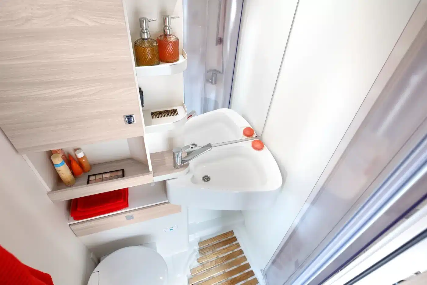Innenansicht des Badbereichs im Eura Mobil Activa One mit Waschbecken, Dusche und Toilette