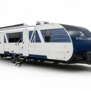 Blau-weißer Airelume Travel Trailer als Wohnwagen in Seitenansicht