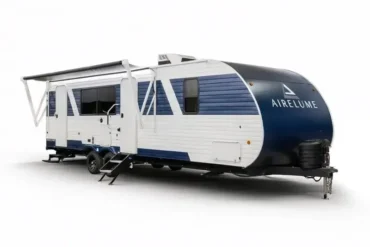 Blau-weißer Airelume Travel Trailer als Wohnwagen in Seitenansicht