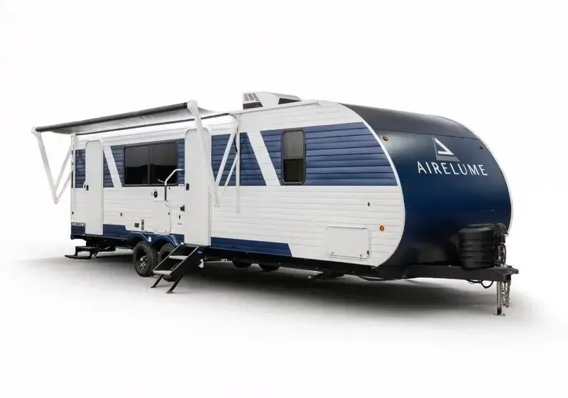 Blau-weißer Airelume Travel Trailer als Wohnwagen in Seitenansicht