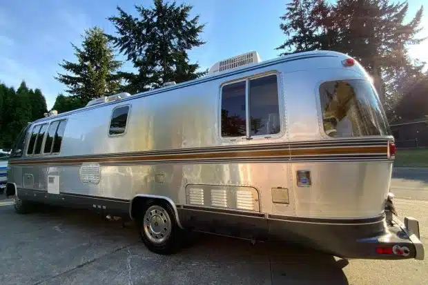 Silbernes Airstream 290 Motorhome von 1985 mit genieteter Aluminiumkarosserie auf einem Parkplatz