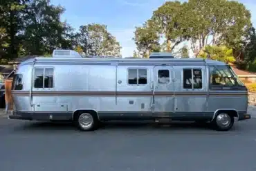Silberner Airstream 290 Motorhome aus dem Jahr 1985 in Seitenansicht