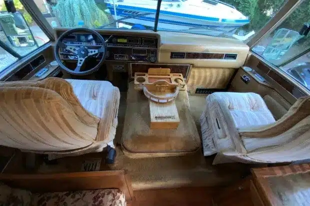 Cockpit eines Airstream 290 Motorhomes von 1985 mit Lenkrad, Armaturenbrett und drehbaren Sitzen