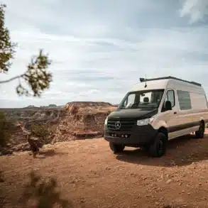 VanCraft Allterra Campervan auf Mercedes-Benz Sprinter auf einem unbefestigten Gelände vor einer felsigen Landschaft
