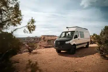 VanCraft Allterra Campervan auf Mercedes-Benz Sprinter auf einem unbefestigten Gelände vor einer felsigen Landschaft