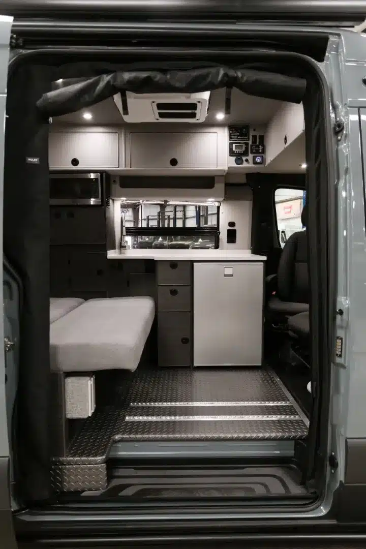 Innenraum des ausgebauten Mercedes-Benz Sprinter Campervans Baldy mit Küche, Stauraum und Sitzbank