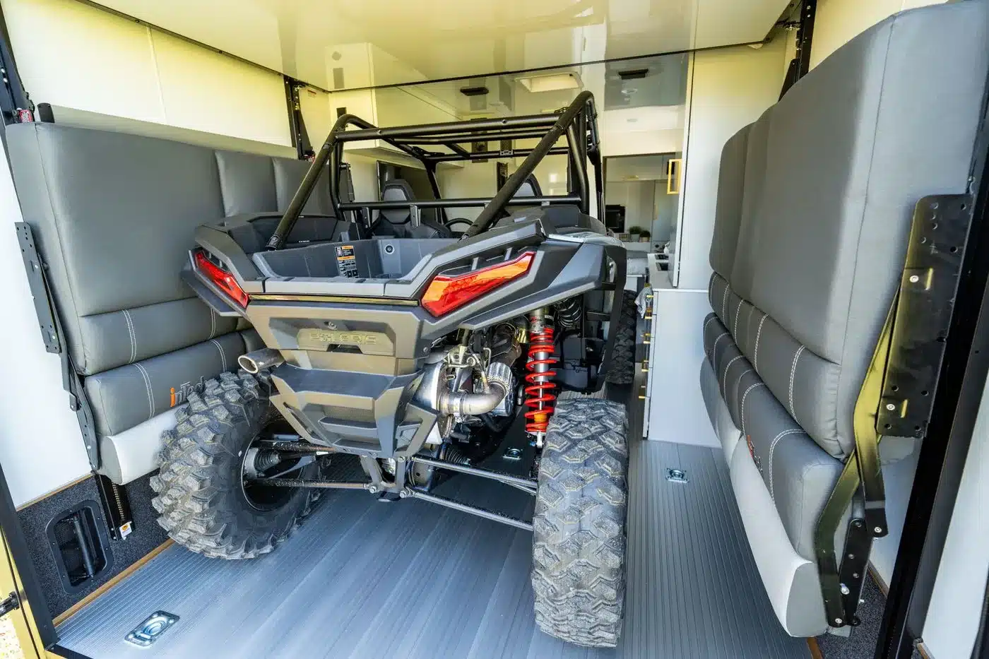 UTV im Garagenbereich eines Black Wing 830-X Toy Haulers