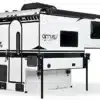 Weiße nuCamp Cirrus 620 Truck-Camper-Wohnkabine mit Stützen und Außenstauraum