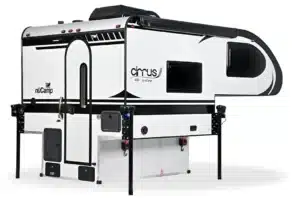 Weiße nuCamp Cirrus 620 Truck-Camper-Wohnkabine mit Stützen und Außenstauraum
