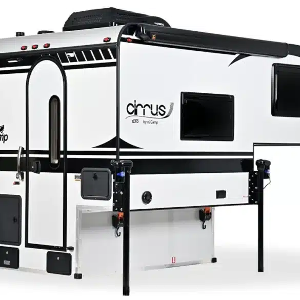 Weiße nuCamp Cirrus 620 Truck-Camper-Wohnkabine mit Stützen und Außenstauraum