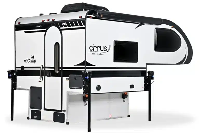 Weiße nuCamp Cirrus 620 Truck-Camper-Wohnkabine mit Stützen und Außenstauraum