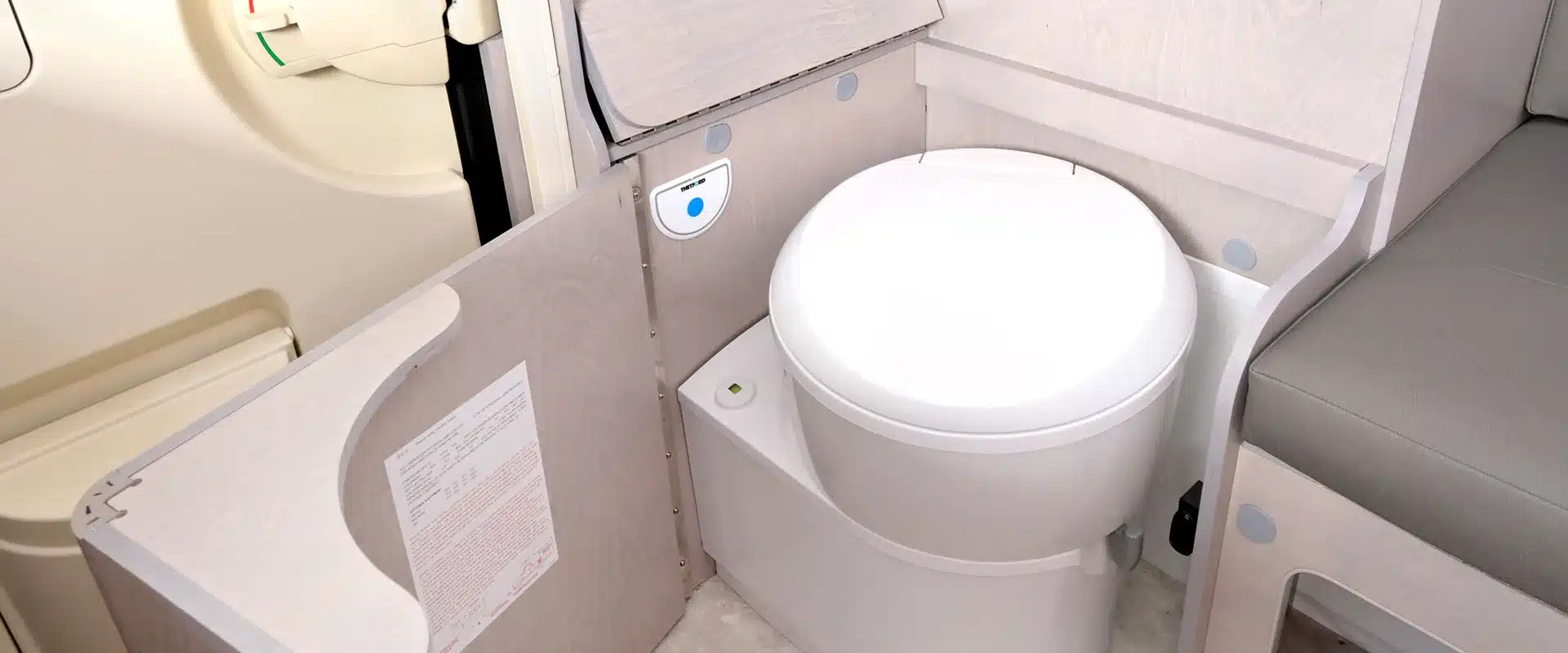Weiße Kassettentoilette im Innenraum des 2026 Cirrus 620 Truck Camper