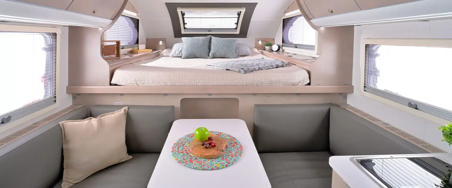 Innenansicht des 2026 Cirrus 620 Truck Campers mit Bett, Dinette und Dachfenster