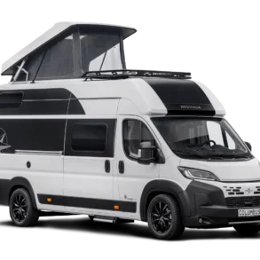 Weißer Westfalia Columbus Liner mit schwarzer Außenbeklebung und geöffnetem Aufstelldach vor schwarzem Hintergrund