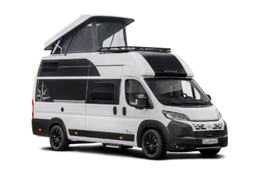 Weißer Westfalia Columbus Liner mit schwarzer Außenbeklebung und geöffnetem Aufstelldach vor schwarzem Hintergrund