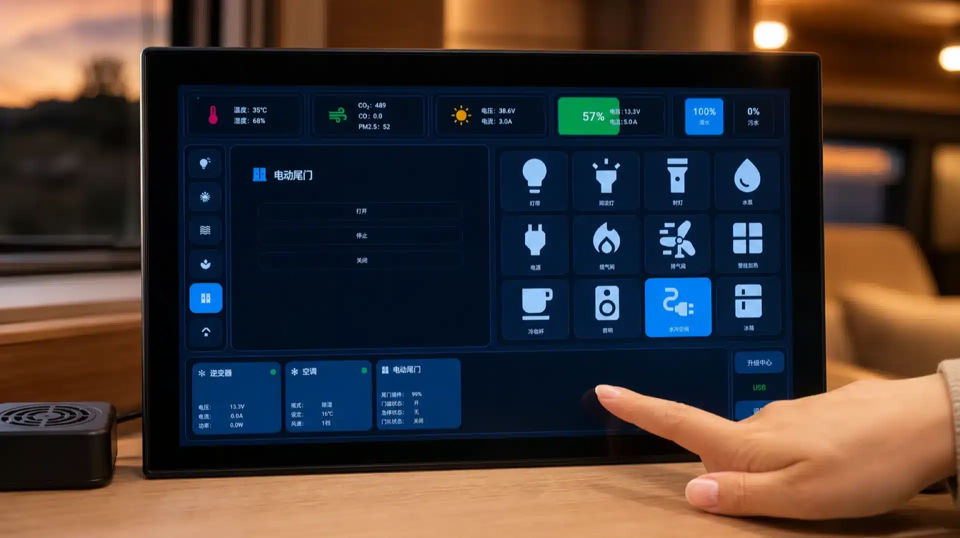Touchscreen eines Smart-Control-Panels im Campinganhänger mit Anzeigen für Klima, Licht, Wasser und Strom