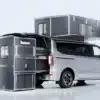 Cubivan Camping System mit ausgeklappten festen Modulen an einem weißen Kleinbus