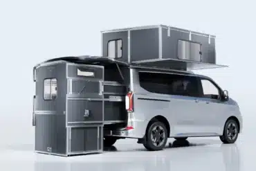 Cubivan Camping System mit ausgeklappten festen Modulen an einem weißen Kleinbus