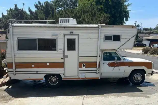 Weiß-beiges Dodge D300 Sunland Wohnmobil aus den 1970er-Jahren in seitlicher Ansicht