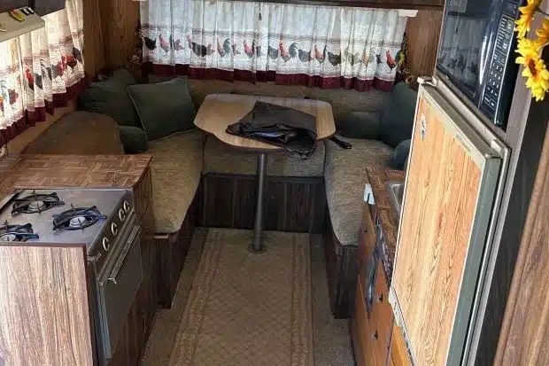 Innenraum eines klassischen Dodge D300 Sunland mit Küche, Sitzgruppe und Kühlschrank