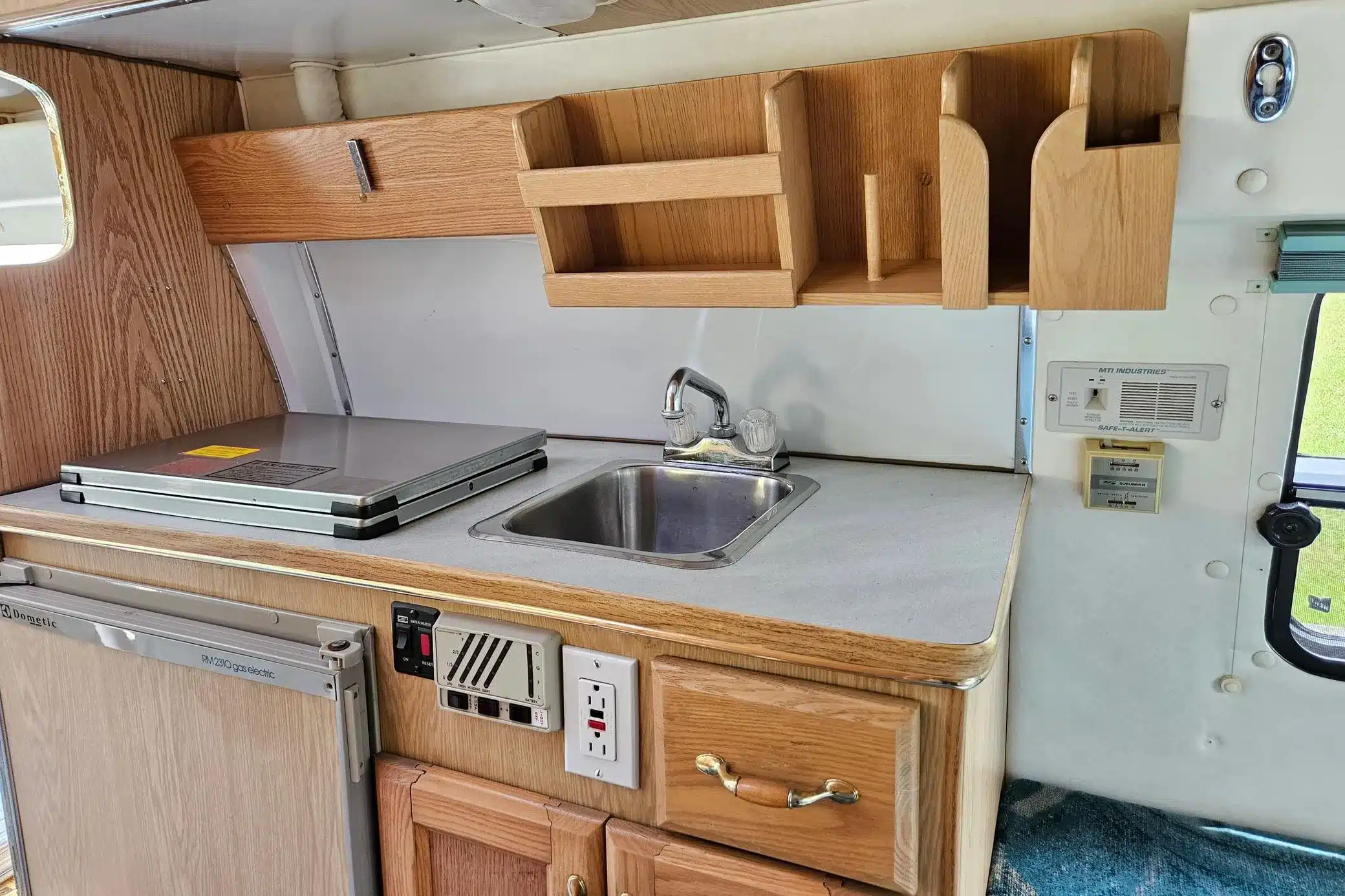 Küchenzeile im Innenraum eines Dodge Ram Van B350 Leisure Travel Reisemobils
