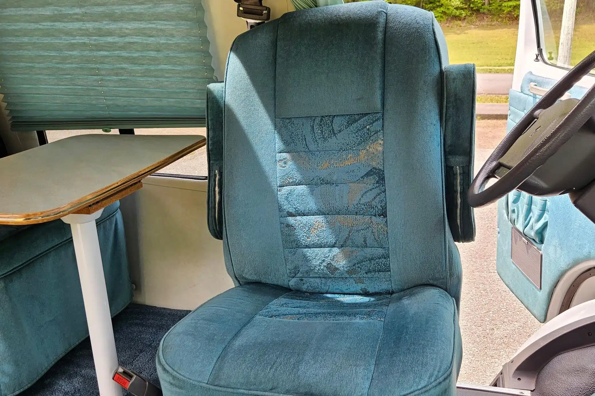 Blauer Vordersitz im Innenraum eines Dodge Ram Van B350 Leisure Travel Reisemobils