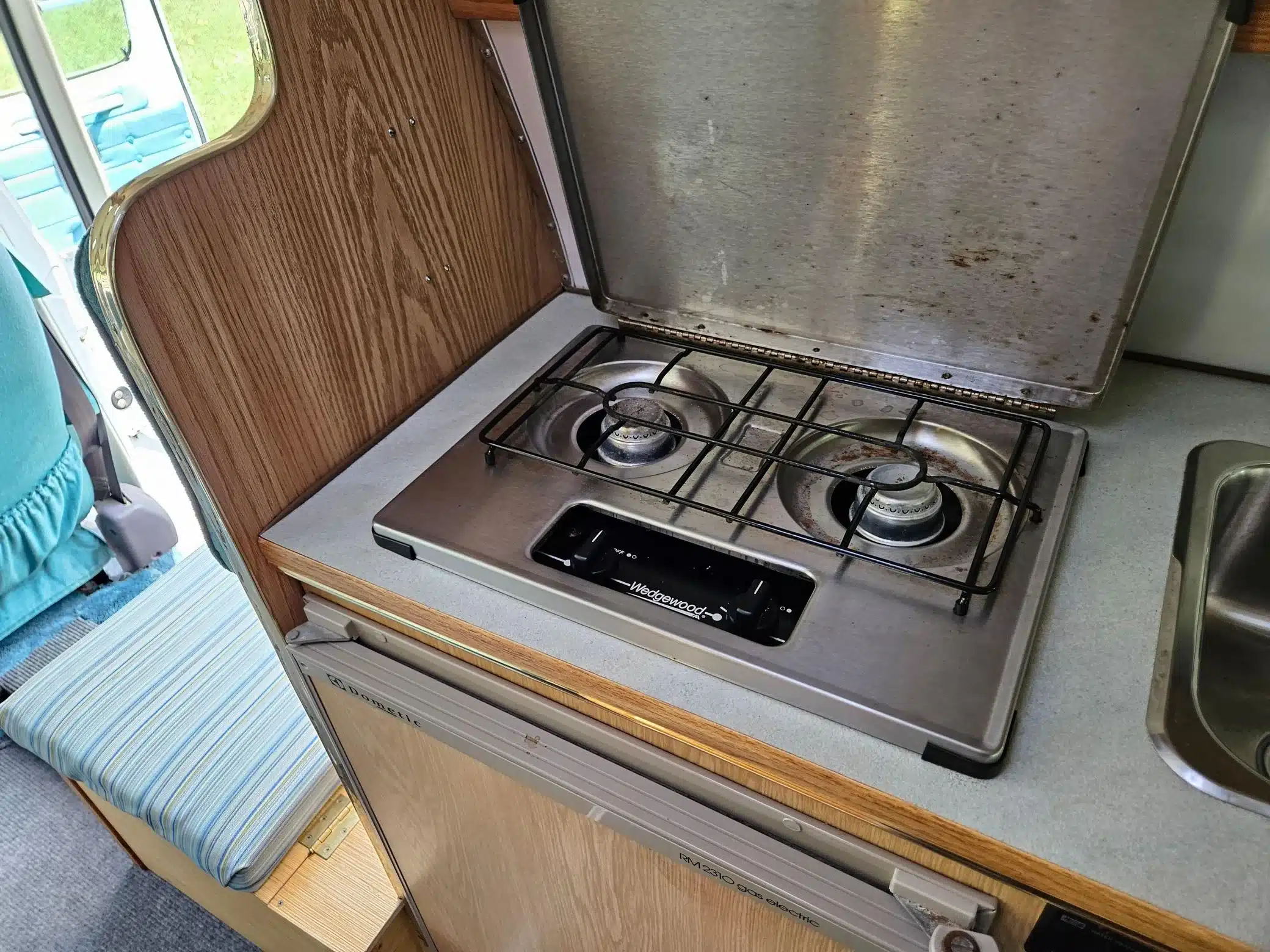 Zweiflammiger Gaskocher in der Küchenzeile eines Dodge Ram Van B350 Leisure Travel Campervans
