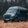 Dunkler Rhön Camp The Savage Mercedes-Benz Sprinter-Camper im Wald