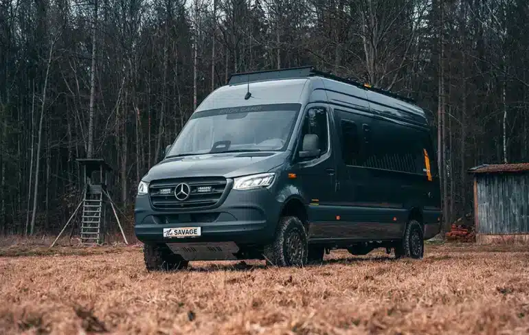 Dunkler Rhön Camp The Savage Mercedes-Benz Sprinter-Camper im Wald