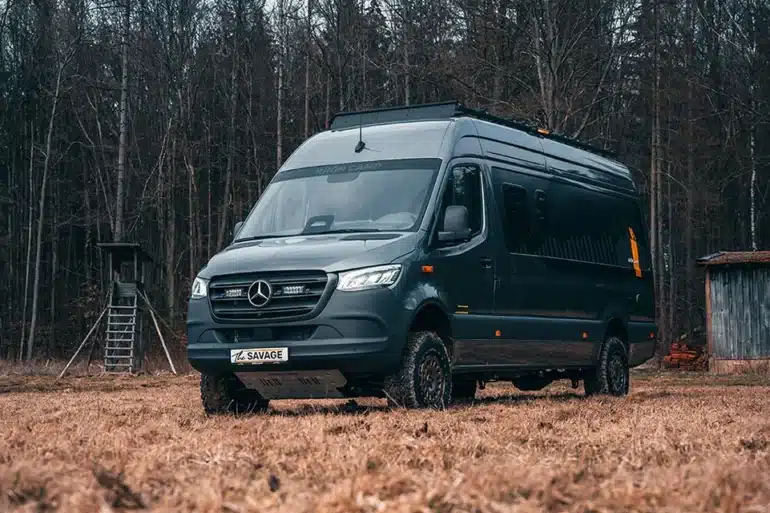 Dunkler Rhön Camp The Savage Mercedes-Benz Sprinter-Camper im Wald