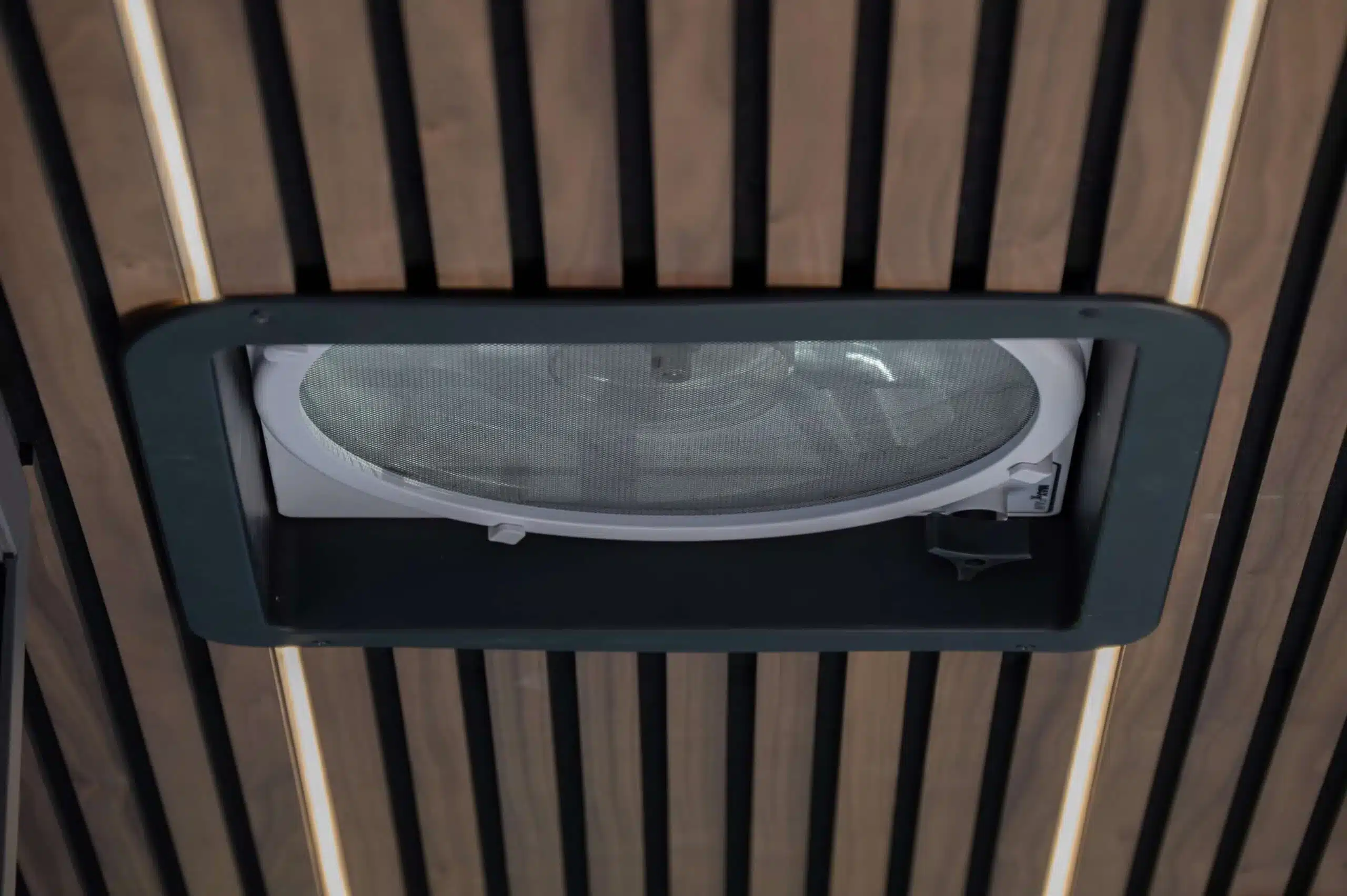 Maxxair Deluxe Dachventilator in der Holzdecke eines luxuriösen Campervans