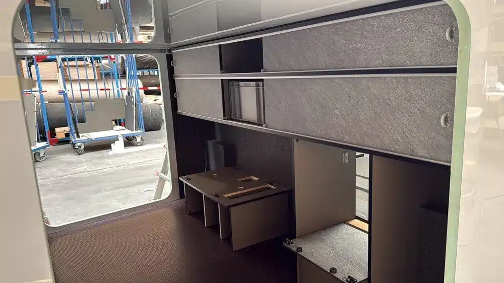 Innenraum des CityFreighter × Vöhringer EVOLVE mit offenen Stauraumfächern und modularen Möbeln