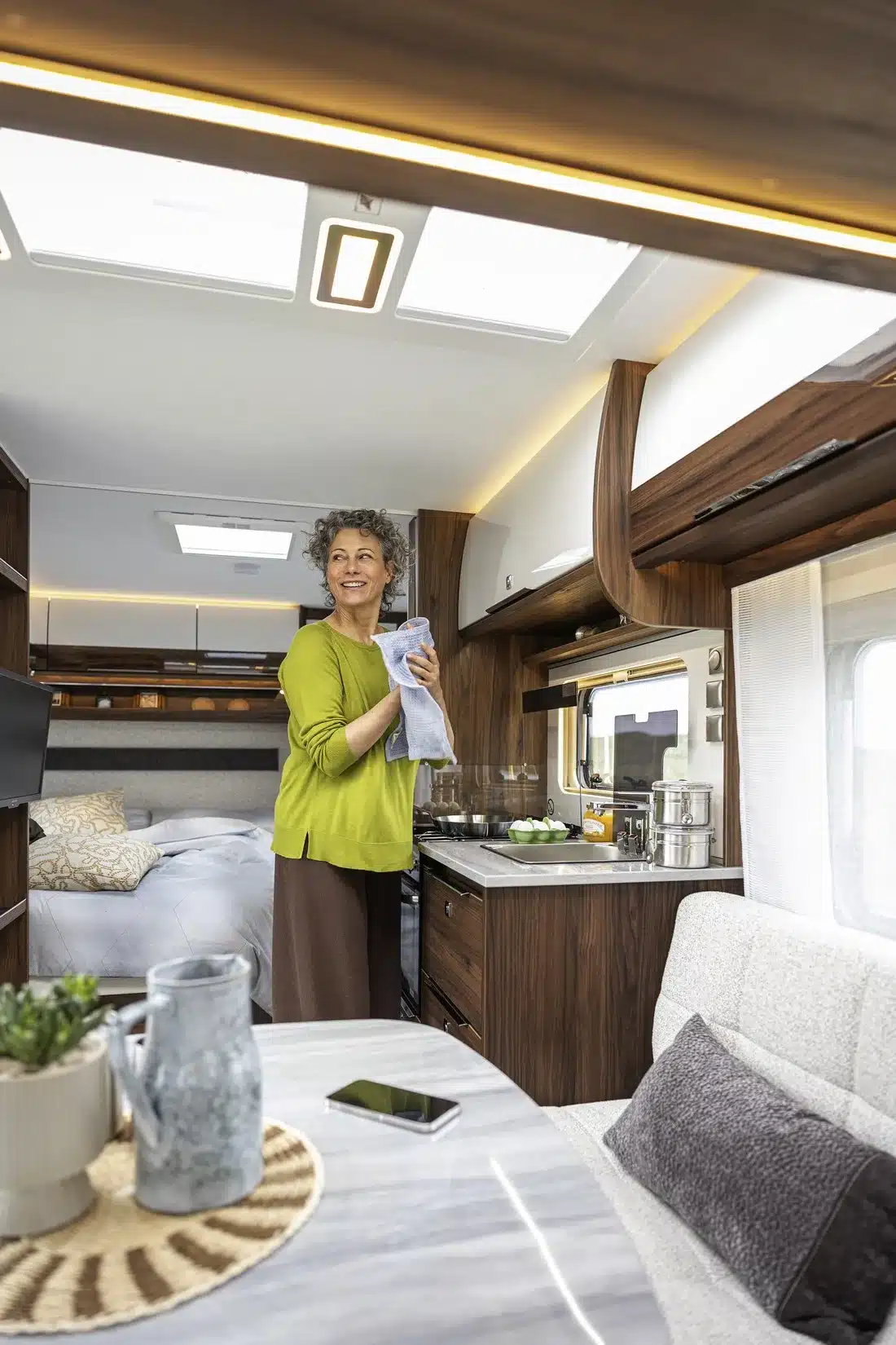 Innenraum des Fendt-Caravan DIAMANT mit Küche, Sitzgruppe, Bett und Panoramadachhauben