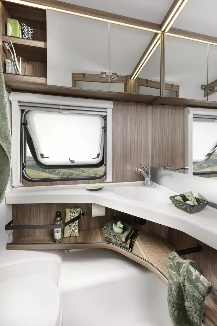 Innenansicht des hellen Badezimmers im Fendt-Caravan TENDENZA mit Waschtisch, Spiegeln und Stauraum