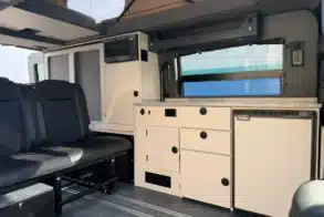 Innenraum eines Field Van SHYFT mit verschiebbarer Sitzbank, Küchenzeile, Mikrowelle und Stauraum
