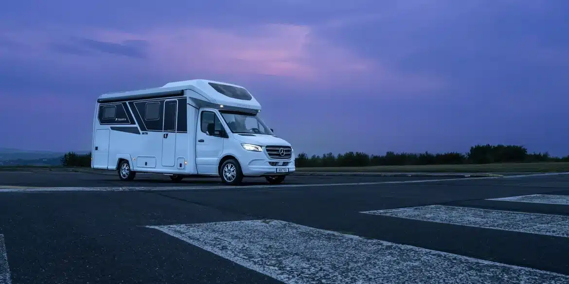 Weißer FRANKIA NOCTRA Cruiser mit Mercedes-Benz-Front bei Dämmerung