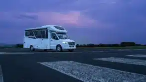 Weißer FRANKIA NOCTRA Cruiser mit Mercedes-Benz-Front bei Dämmerung