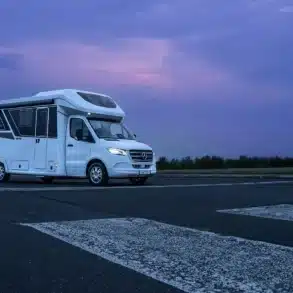 Weißer FRANKIA NOCTRA Cruiser mit Mercedes-Benz-Front bei Dämmerung
