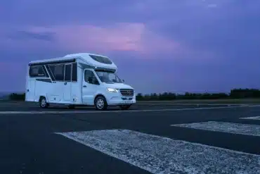 Weißer FRANKIA NOCTRA Cruiser mit Mercedes-Benz-Front bei Dämmerung