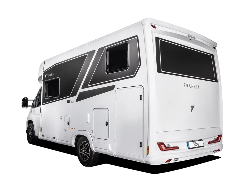 Weißes FRANKIA NOW 7.0 L Reisemobil in der Heck-Dreiviertelansicht